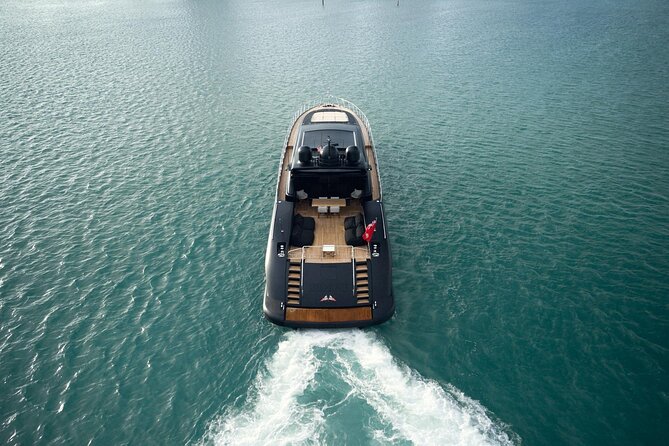 108 ft Neoprene Overmarine Yacht - Drinks, bartender service, and the open bar
