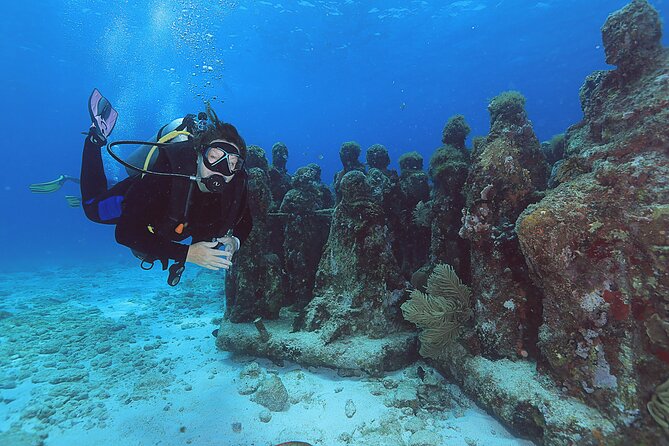 2 Tanks Dives Cancun Underwater Museum for Certified Divers - MUSA at 8 meters, an easy first underwater stop