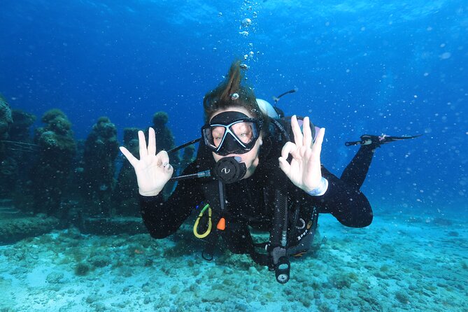 2 Tanks Dives Cancun Underwater Museum for Certified Divers - Why a six-person group makes a difference