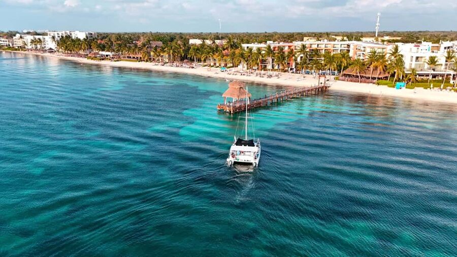 4 Hour Turtle Sanctuary Experience on a Luxury Catamarán - Meeting the crew near Cozumel’s monumental flagpole