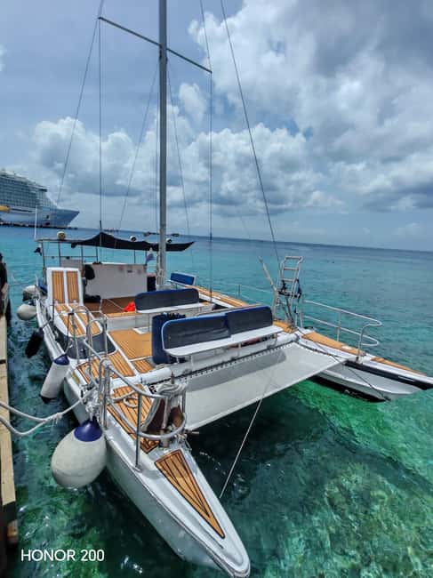 4 Hour Turtle Sanctuary Experience on a Luxury Catamarán - A comfortable boat, with a few practical limits