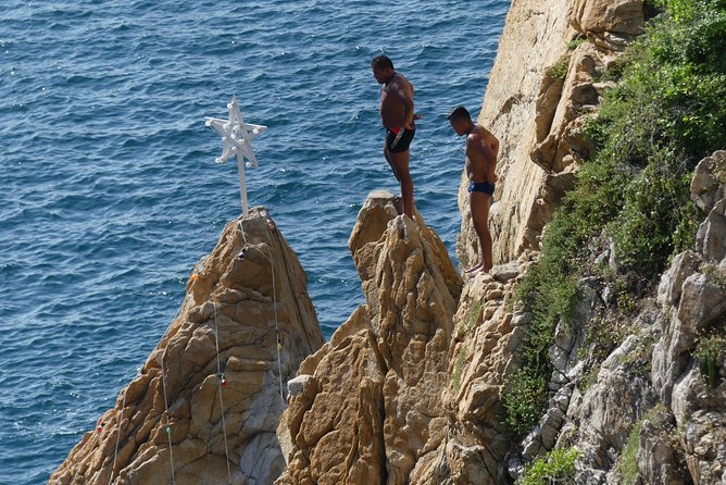 4Hrs Small Group Half Day City Tour with Lunch at High Divers - La Quebrada delivers the memorable finish