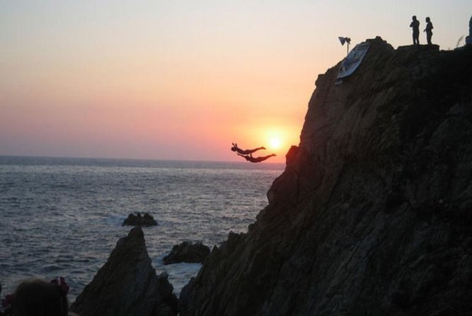Acapulco Cliff Divers at Night - Key points to know
