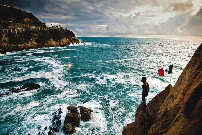 Acapulco Cliff Divers at Night - Why the La Quebrada cliff show still matters
