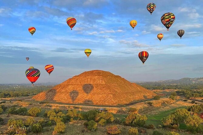 Balloon flight + pick up in CDMX + Breakfast in Cave + Pyramids - Watching the balloons prepare for takeoff