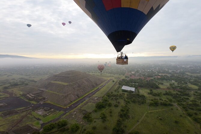 Balloon flight with breakfast in Cave and Pyramids tour from CDMX - Coffee, cookies, and the balloon launch