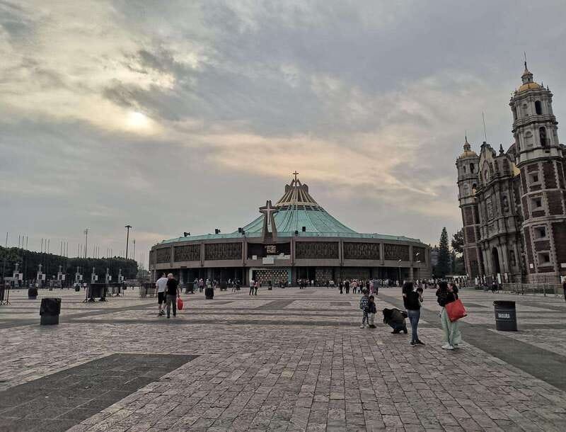 Basilica de Guadalupe: Complete Walking Tour - Walking up Tepeyac Hill to El Cerrito