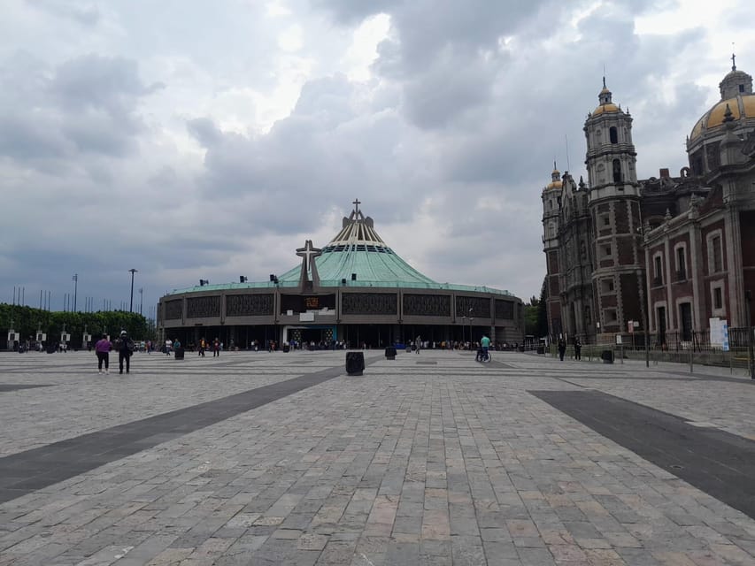 Basilica de Guadalupe: Complete Walking Tour - Calzada de Guadalupe and the basilica market