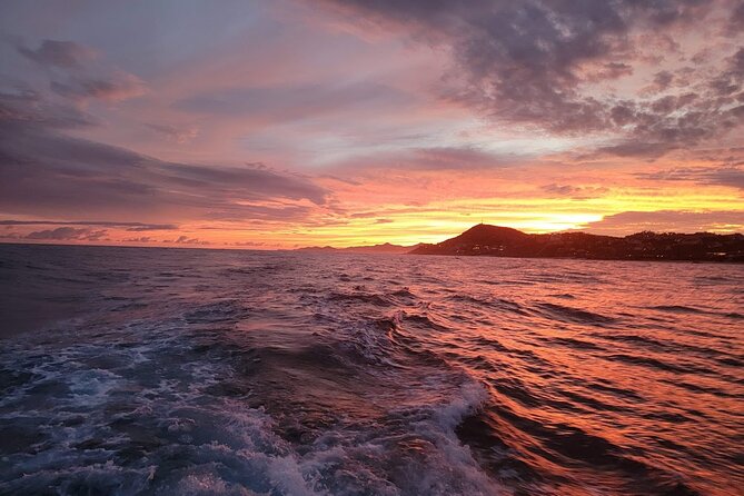 Cabo Arch Sunset Yacht Tour - Dinner & Drinks — Up to 18 Guests - Dinner, drinks, and the limits of the bar