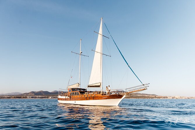 Cabo San Lucas Luxury Sailing Yacht and Dinner with a Chef - Cocktails, appetizers, and the dinner service