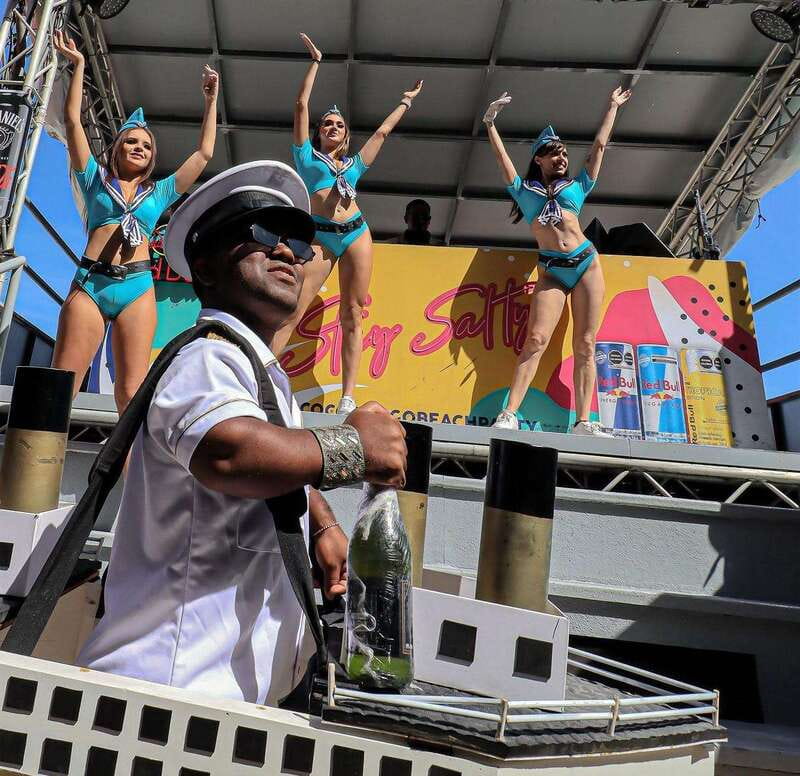 Cancún: Coco Bongo Beach Party Experience - Music, acrobatics, and crowd energy