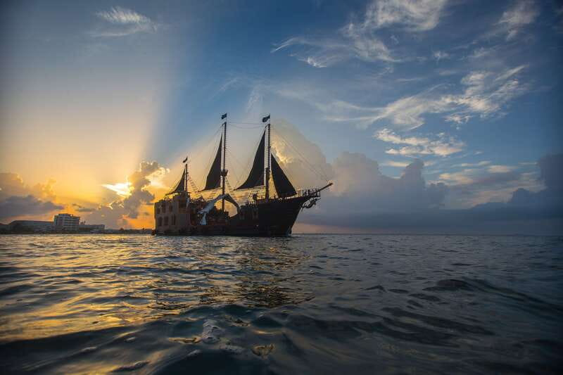 Cancún: Jolly Roger Pirate Dinner Cruise 2025 - Steel weapons, acrobatics, smoke, and fireworks