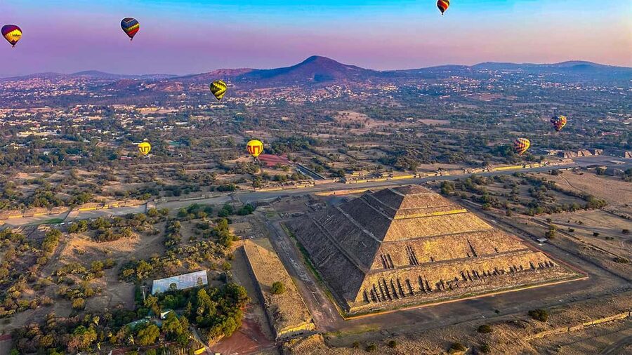 CDMX: Teotihuacan Hot Air Balloon with Breakfast - Walking through Teotihuacan with a guide