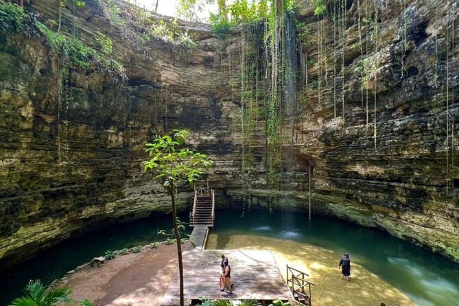 Chichen Itza, Cenote, and Valladolid Tour - The bus, group size, and pace