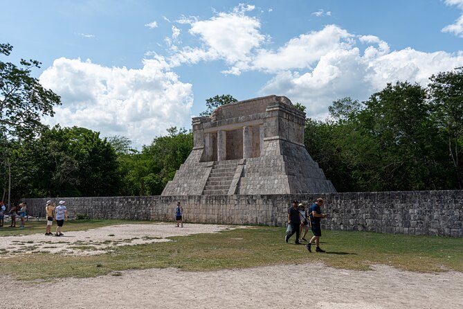Chichen Itza Early Access Private Tour with Buffet Lunch - What the archaeologist guide adds