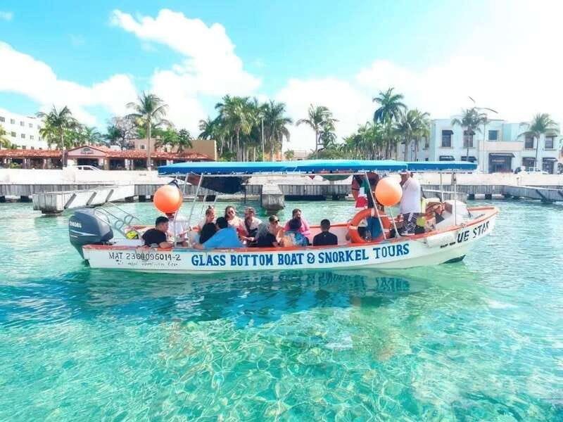 Cozumel: snorkeling on reefs + visit to "El Cielo" - Food, drinks, and the shaded boat