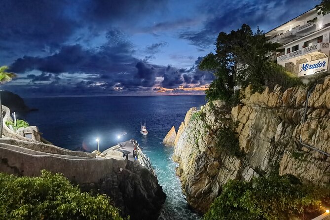 DeLuxe Cliff Divers+Sunset Exhibition byNight w/Different Options - Tips, drinks, and other extra costs