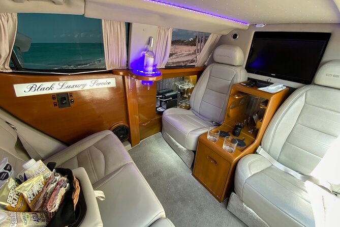 Deluxe GMC Limousine from CUN Airport to Playa Mujeres - What the private price really buys