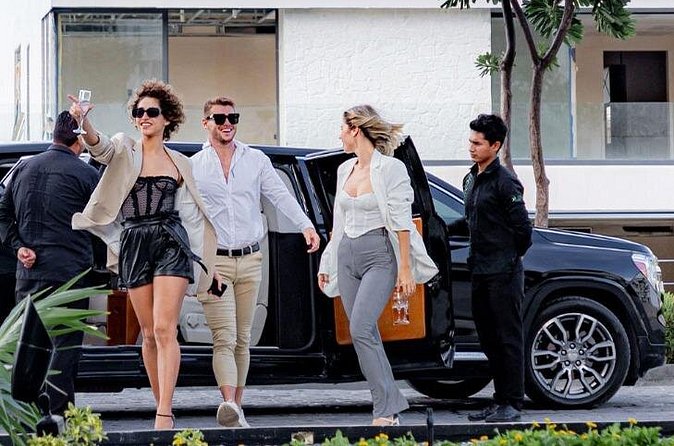Deluxe Limousine GMC from Cancun Airport - Drinks and small comforts on the road