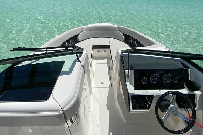 Deluxe Private Boats - 24 ft Sea Ray - An open bar that suits a relaxed afternoon