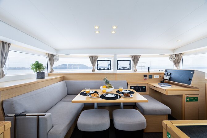 Deluxe Private Boats - 40 ft Catamaran - A private catamaran built around your day