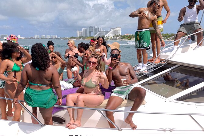 Deluxe Yacht 48FT with FlyBrige Rental in Cancun - Crew service and practical comfort
