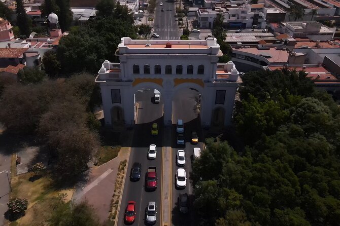 Downtown Guadalajara and Tlaquepaque Tour - What the Guides and Vehicle Add