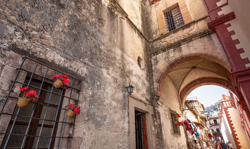 From Mexico City: 10-Hour Cuernavaca and Taxco Tour - Taxco’s steep streets and Santa Prisca