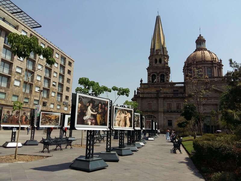 Guadalajara: Culture, Architecture, and Market Walking Tour - Palacio de Gobierno and the story of independence