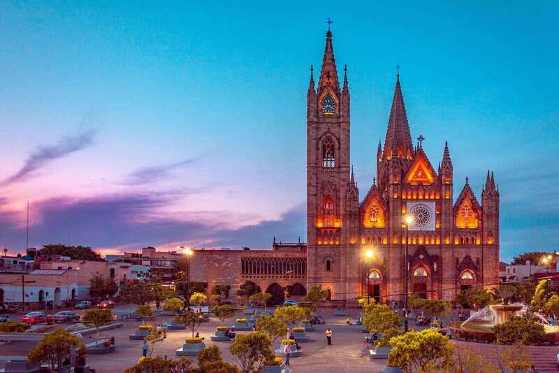 Guadalajara: Guided Tlaquepaque Night Tour with Hotel Pickup - Tlaquepaque gives the evening its local character