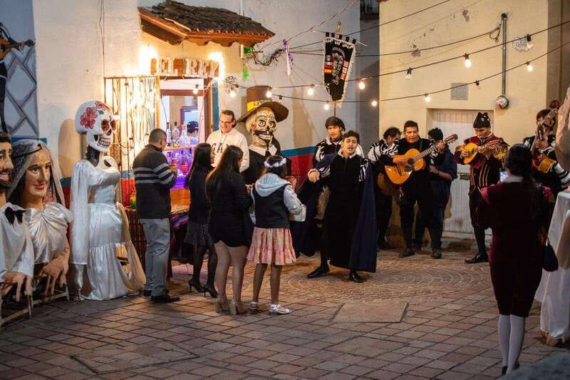 Guanajuato: Night Walk with the Estudiantina - What the $8 price gets you