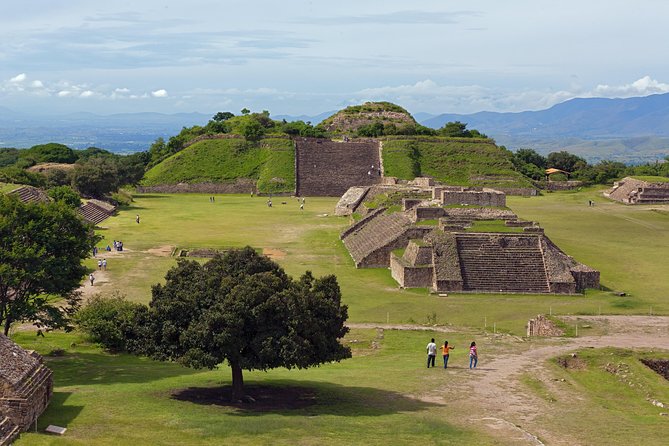 Half day tour to Monte Albán - The morning pickup and climb into the hills