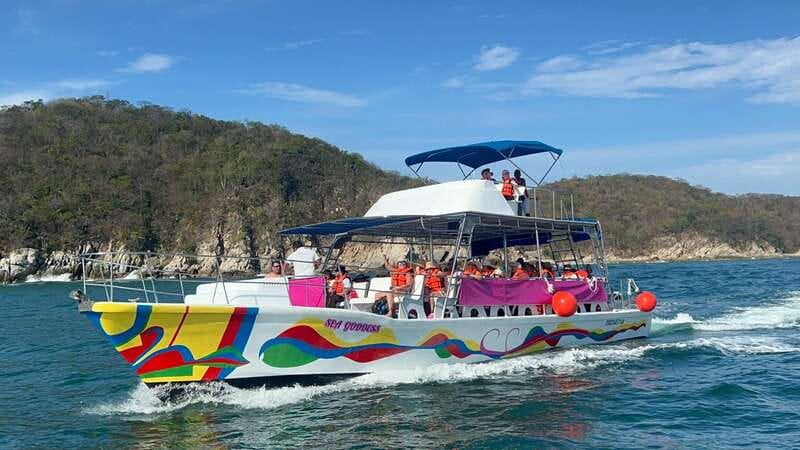 Huatulco: Bays Boat Tour with Snorkeling and Hotel Pickup - Coastal rock formations between the bays
