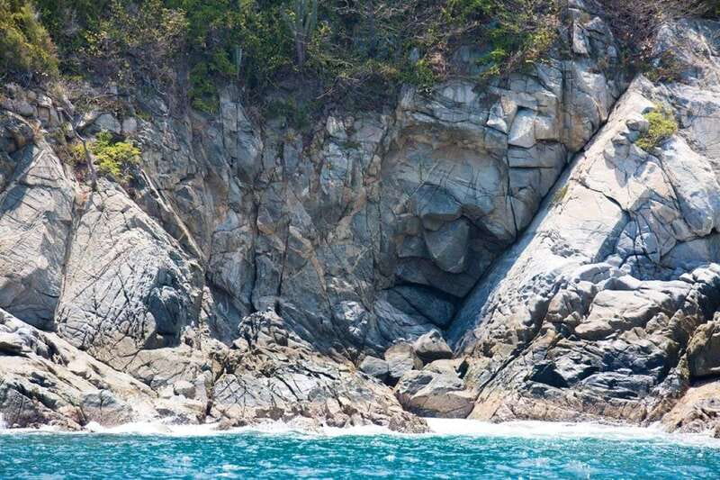 Huatulco: Bays Boat Tour with Snorkeling and Hotel Pickup - Two hours at Maguey Bay