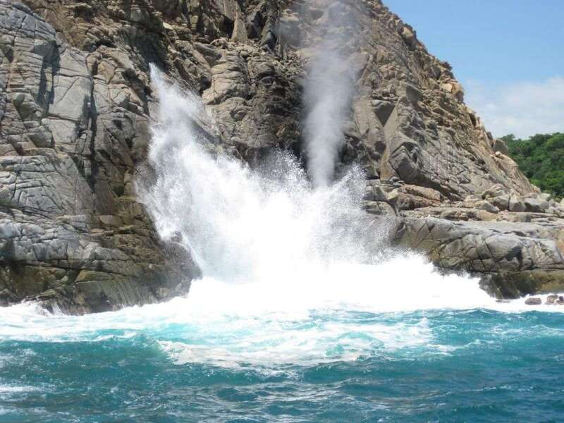 Huatulco: Bays Boat Tour with Snorkeling and Hotel Pickup - Chachacual Bay and the Huatulco National Park waters