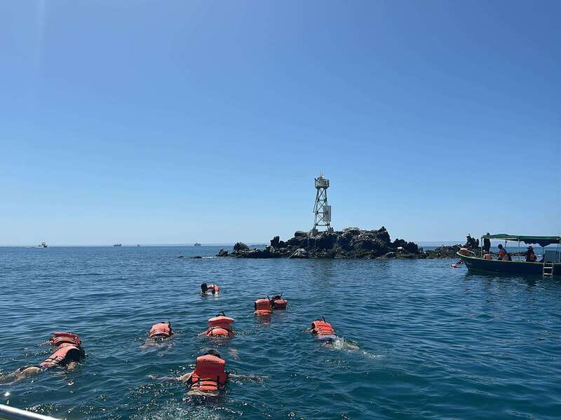 La Paz: Espiritu Santo Island Tour - The guides and crew shape the day