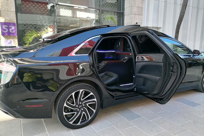Lincoln Strecth Limousine with Wi Fi on board - Drivers who add personality to the transfer