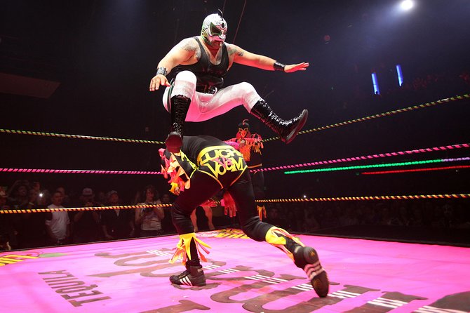 Lucha Libre Tickets & Tacos & Beer & Mezcal - BEST NIGHT EVER! - Learning the rules before the masks come out