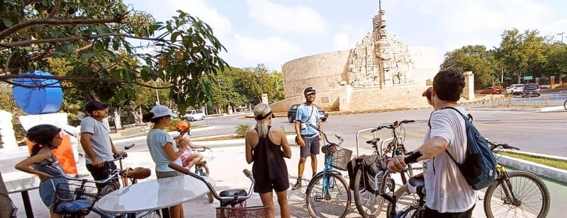 Mérida: Montejo Boulevard and Historic Center bike tour - Guide style and the value of a small group