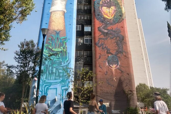 Mexico City: Art Naco, murals & street art bike tour - Guides, languages, and the safety setup