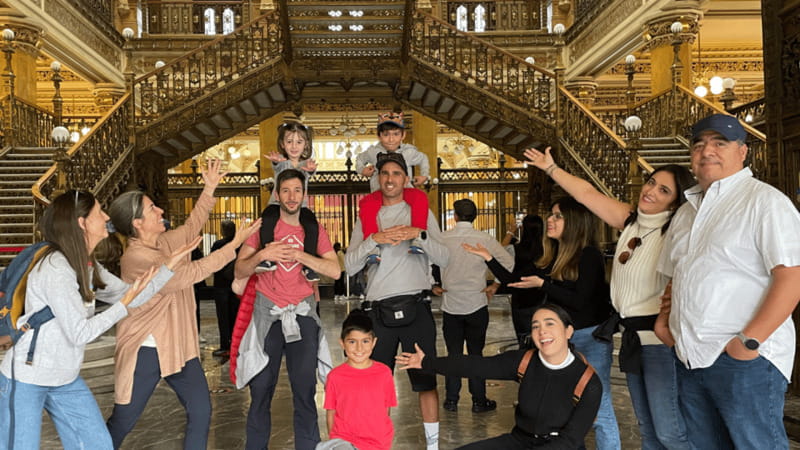Mexico City: Guided walking tour through the most historic parts of the city. - Casa de los Azulejos and the pleasure of looking up