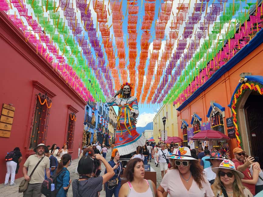 Oaxaca: Day of the Dead Evening Walking Tour with Dinner - Why this Oaxaca evening works so well