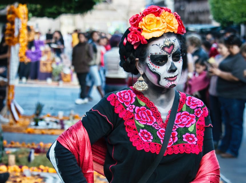 Oaxaca: Day of the Dead Evening Walking Tour with Dinner - Guides, group size, and the walking demands