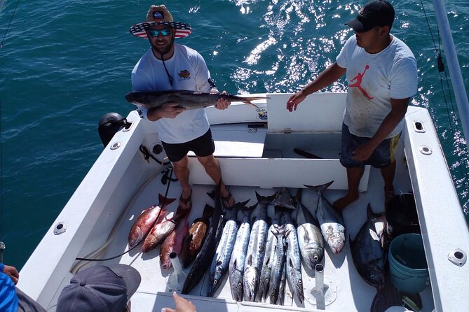 Private fishing charter Bertram 31ft 6 pax max if you don't fish you don't pay - How the crew handles the fishing