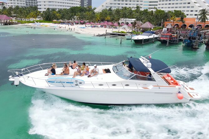 Private Luxury Yacht 55FT Rental in Cancun - A 55-foot yacht with room to make the day yours