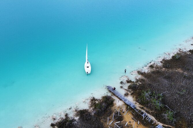 Private sailing tour of Bacalar Lagoon - Sailing across the Lake of the Seven Colors