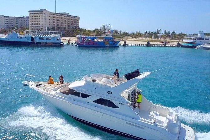 Private SeaRay 47ft Yacht Rental Cancun 23P6 - Cruising across Cancun’s blue water
