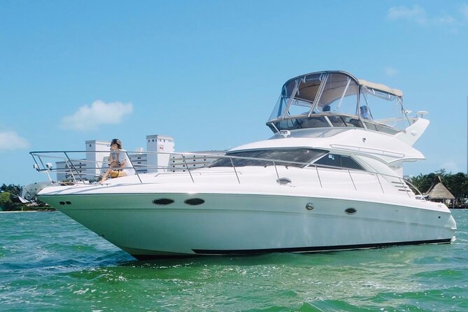 Private Yacht SeaRay 46ft Cancun 25P17 - The crew, safety gear, and onboard comfort
