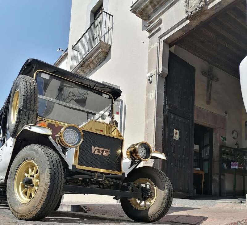 Querétaro: City Tour in a Classic Ford T Vehicle - Riding through Querétaro in a vintage-looking car