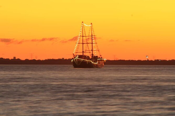 Romantic Sunset Dinner Cruising Experience - Cruising the Nichupte Lagoon at sunset